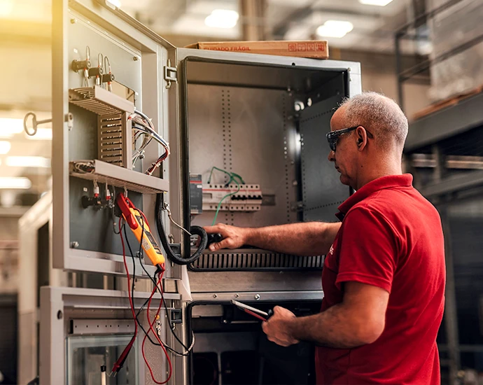 Cubículos e Painéis Elétricos